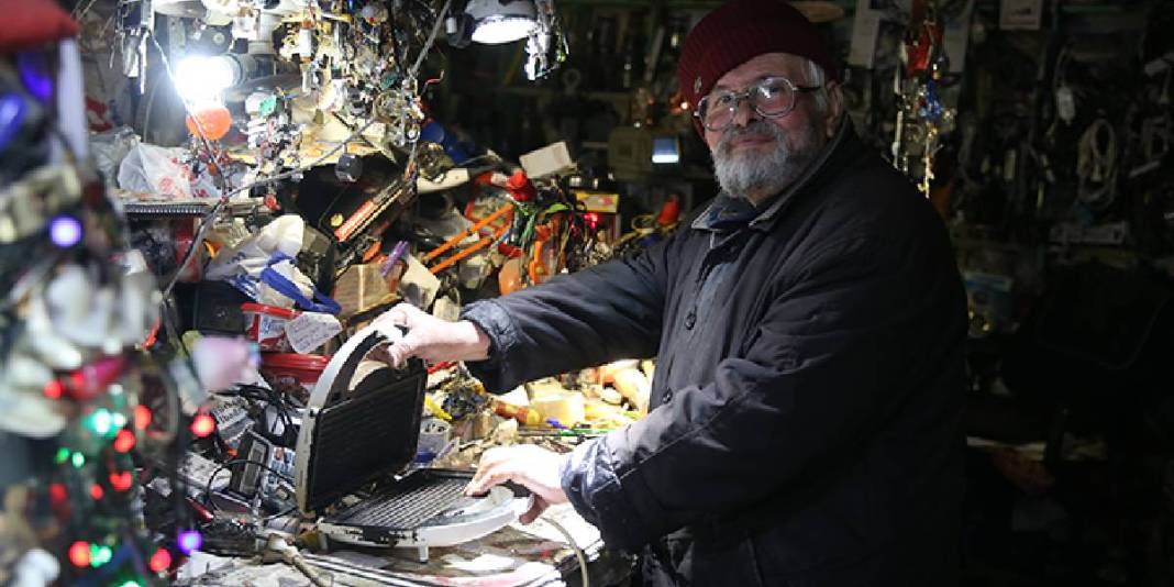 72 yaşında ilginç kişiliğiyle dikkat çekiyor: İğne atsa düşmeyecek dükkanındaki başarısı herkesi şaşırtıyor 3